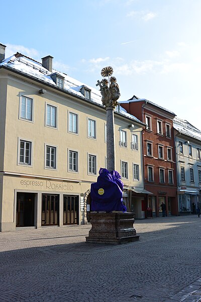 File:Villach-Dreifaltigkeitssäule - verhüllt2.JPG