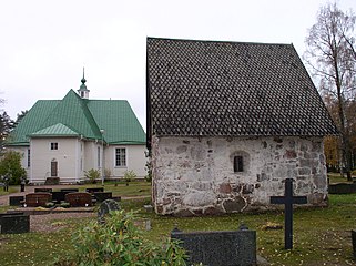 Sakristian från öst med kyrkan i bakgrunden.