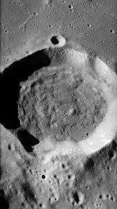 Vista obliqua de Vitruvius des de la càmera panoràmica de l'Apollo 17, mirant cap al sud