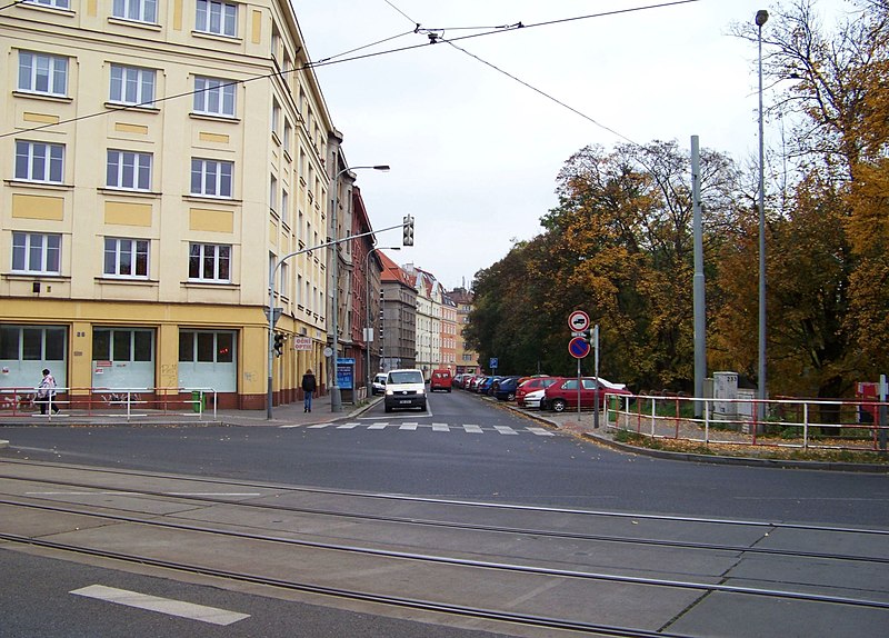 File:Vysočany, Na břehu, od Sokolovské proti proudu (01).jpg