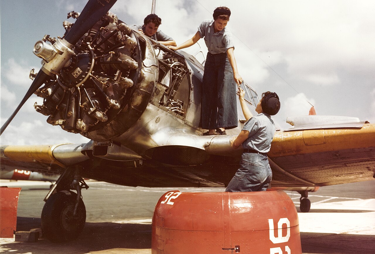 1280px-WAVES_mechanics_work_on_a_North_American_SNJ_at_Naval_Auxiliary_Air_Station_Whiting_Field%2C_circa_in_1944_%2880-G-K-15003%29.jpg