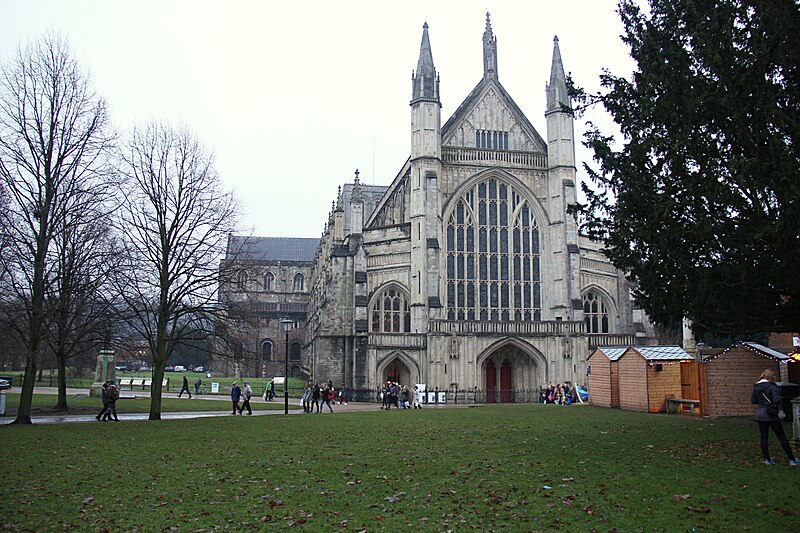 File:Winchester Cathedral - 13051592945.jpg