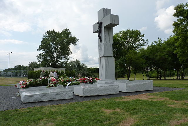 Памятник жертвам Волынской резни в Варшаве. wikipedia.org