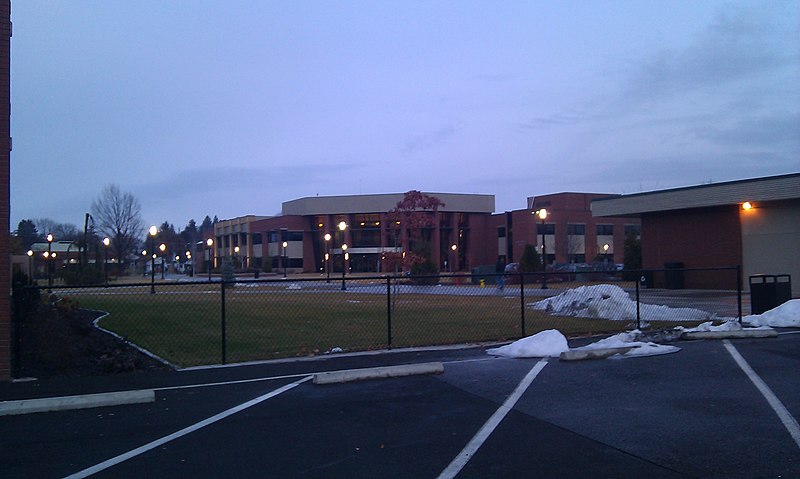 File:Yakima Valley Community College campus at 6-00AM - panoramio.jpg