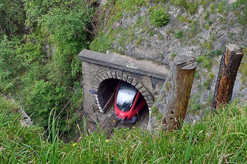 File:Zirl - Mittenwaldbahn - S5 Richtung Scharnitz verschwindet im Vorbergtunnel 2.jpg