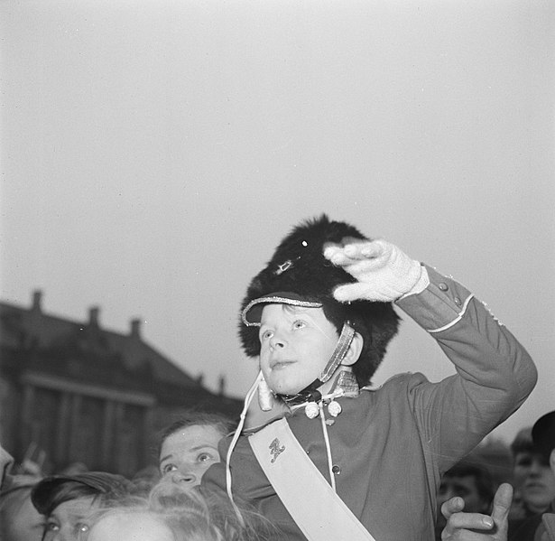 File:Zwaaiende jongen in het uniform van een wachtpost op het plein van Slot Amalienb, Bestanddeelnr 252-8677.jpg