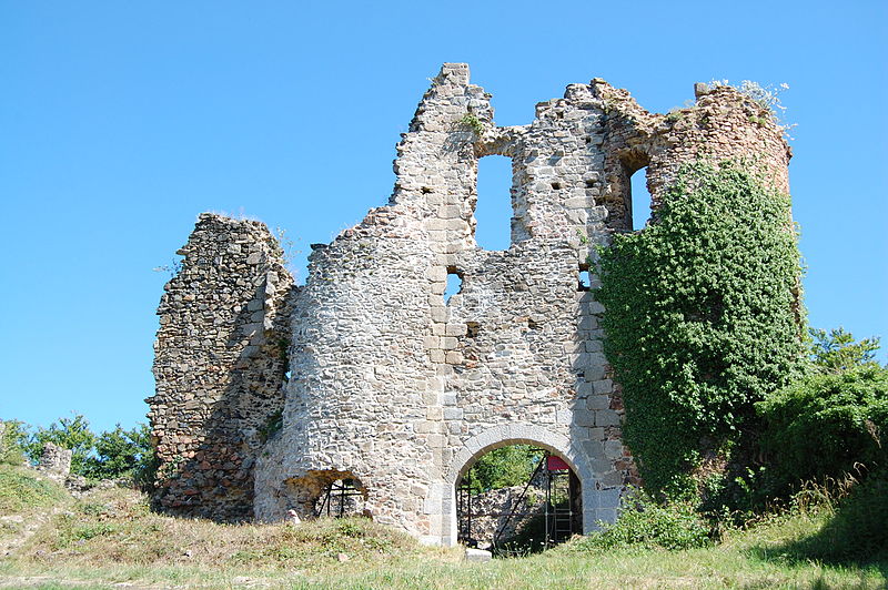 File:"Chatelet d'entrée" Chateau de Montgilbert.JPG