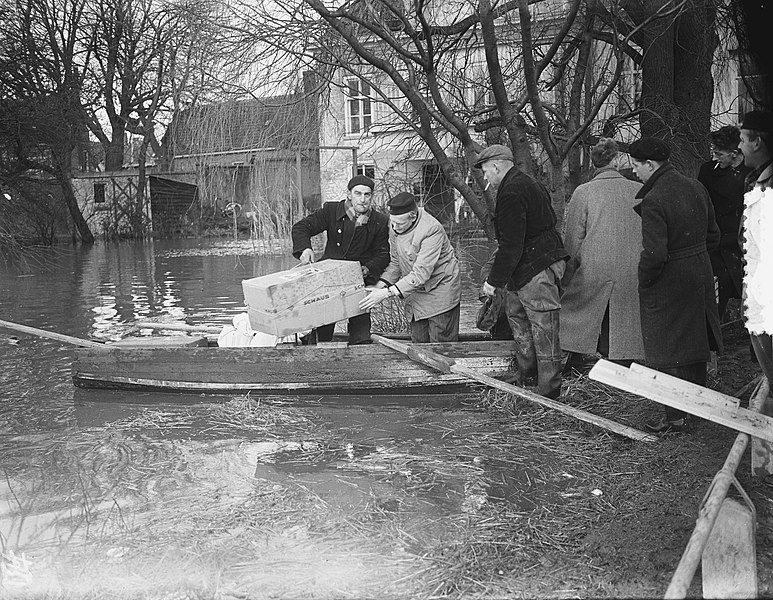 File:'s-Gravendeel. Evacuatie bevolking, Bestanddeelnr 905-5170.jpg