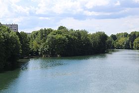 A sziget a névadó gyalogoshídról nézve.