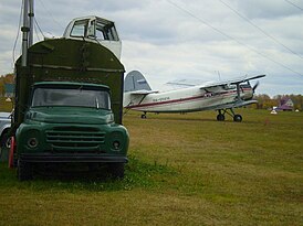 Ан-2 и диспетчерский пункт на аэродроме Мочище