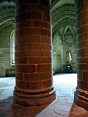 Statue de la vierge noire[note 16] qui répond à une logique de recharge sacrale en reproduisant au Mont une pratique cultuelle attachée à la cathédrale de Chartres[70].