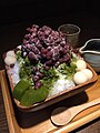 Uji-kintoki (宇治金時 of うじきんとき) variatie afkomstig uit Uji. Toppings van anko (zoete rodebonenpasta), matcha (Japanse groene thee) ijs en mochi (kleefrijstcakejes).