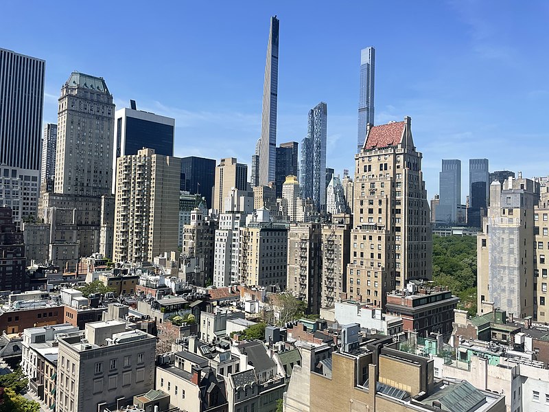 Archivo:05 23 2022 Super tall buildings and Central park from Roof NYC.jpg