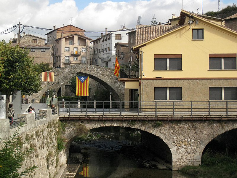 File:104 La Pobla de Lillet, pont del Magret, al fons el pont Vell.jpg