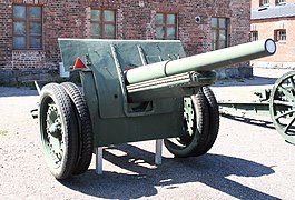 A modernized 105 K/13 on display at the Hämeenlinna Artillery Museum.