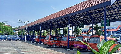 Tampak Belakang Shelter Angkutan Umum