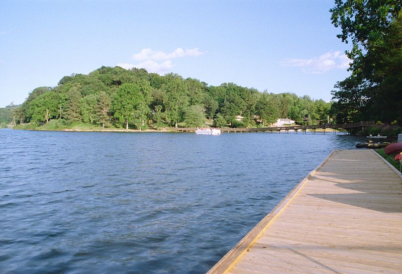 File:12-02-28, lake tour boat - panoramio.jpg