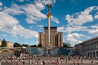 Majdan con il monumento all'Indipendenza davanti all'Hotel Ucraina.