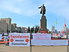 Pro-Russian demonstrations beneath the statue on 28 February 2014 2014. Khar'kov 035.jpg