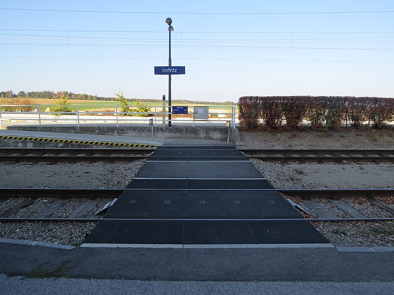 File:2018-10-22 (705) Pedestrian level crossinga from Strail at Bahnhof Irnfritz, Irnfritz-Messern, Austria.jpg