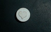 2C-B pil met een hartje als logo