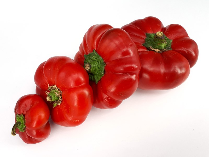 File:4 x Flat red bell pepper 2017 A2.jpg