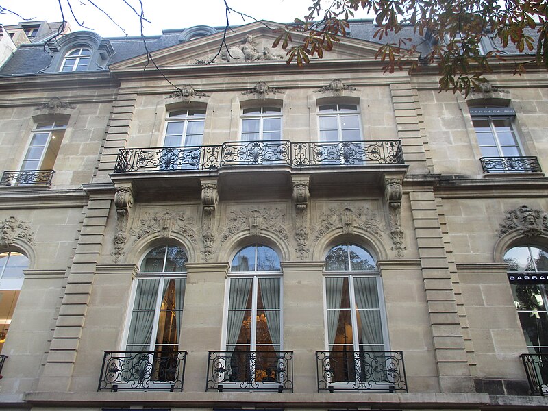 File:50 avenue Montaigne fronton.jpg