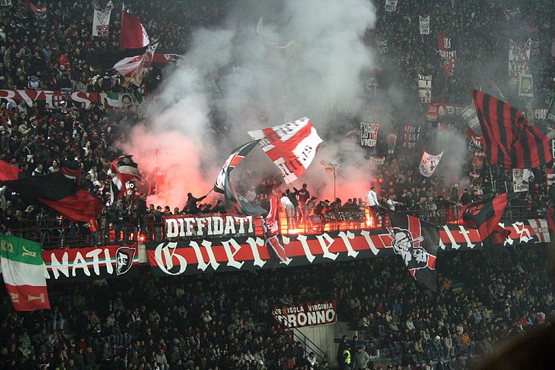 File:ACMilanultras2006curvasud.jpg