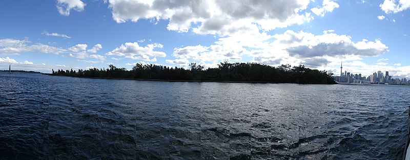 File:A panorama of Toronto, taken from the Empire Sandy, Canada Day, 2016 (53).JPG - panoramio.jpg