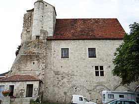 Le château abbatial et les vestiges de la galerie ouest du cloître