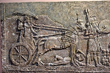 Le roi Sargon II sur son char, sur un ennemi. Musée national d'Irak.