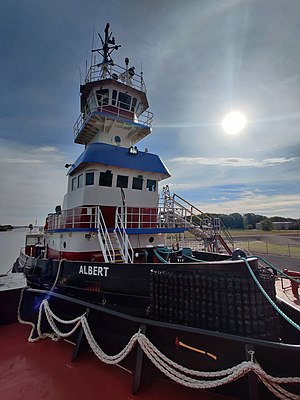 Albert in Cheboygan MI.jpg angedockt