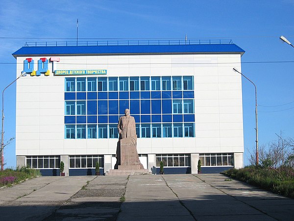 Anadyr Child Creativity Palace, with the Lenin statue in front of the building