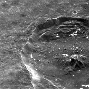 Image MESSENGER à angle de soleil élevé, montrant le cratère nord et les creux possibles