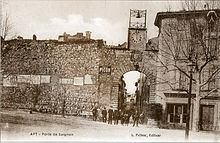 Porte de Saignon et vestiges des remparts à la fin du XIXe siècle.