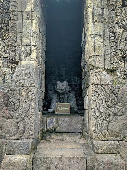 Nandi statue in Pringapus Temple