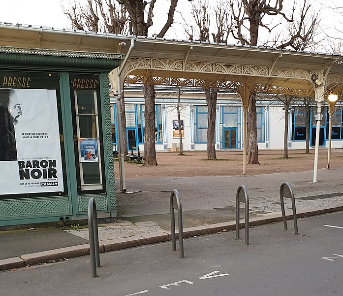 File:Arceaux vélos, rue Wilson, Vichy.jpg