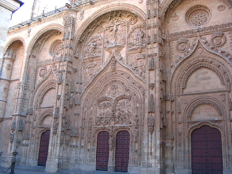 File:Arcos en Fachada principal de la Catedral Nueva de Salamanca.JPG