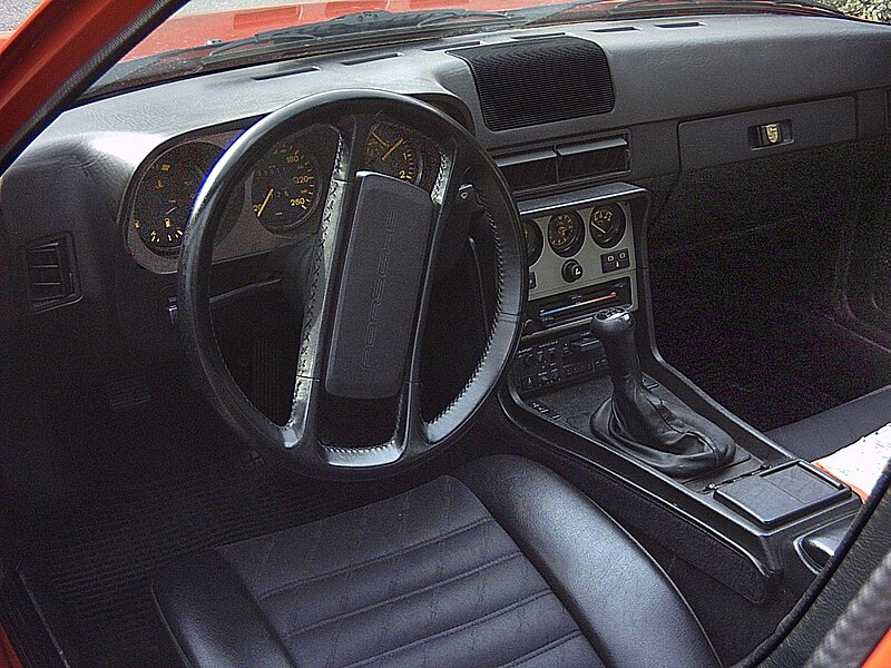 File:Armaturen im 1984er Porsche 924S, Vorserie.jpg