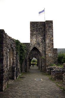 Ruine auf dem Schlossberg mit fälschlicherweise gotisch rekonstruiertem Torbogen