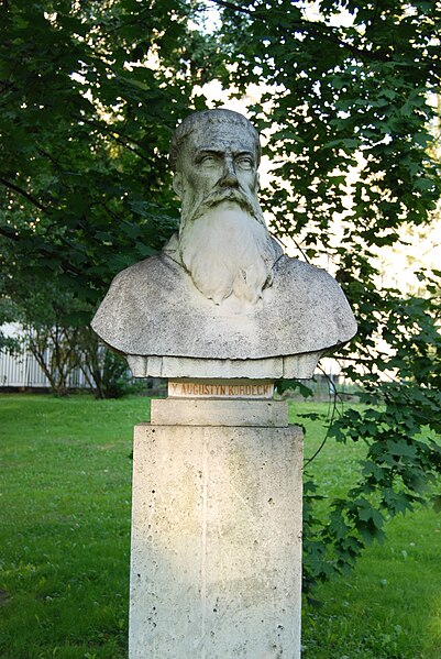 File:Augustyn kordecki pomnik park jordana krakow.jpg