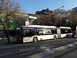 Autobús elèctric carregant-se a l'avinguda d'Eduard Maristany.