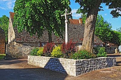 Croix du parvis de l'église.