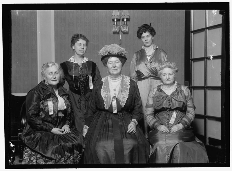 File:BARRETT, KATE WALLER, LEFT, WITH FOUR WOMEN IN UNIDENTIFIED GROUP LCCN2016866754.tif