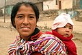 Peruanische Frau mit Kind yên tĩnh Babytragetuch