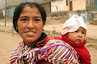 O femeie din Peru cu copil