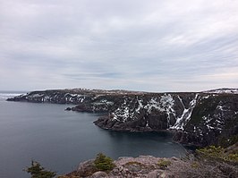 Steile rotskust nabij de plaats Bay de Verde