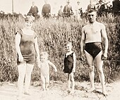 Familie im Jahr 1927 bei der ein Junge und die Frau Badeanzug tragen