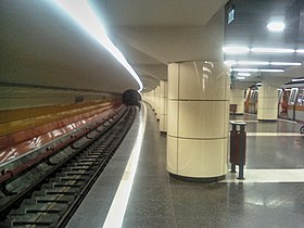 De centrale kade met twee rijen pijlers, links een spoor en rechts een trein aan de kade