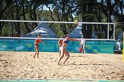 Deutsch: Beachvolleyball bei den Olympischen Jugendspielen 2018; Tag 8, 14. Oktober 2018; Mädchen, Achtelfinale – Bolivien-Puerto Rico 0:2 (18–21/18–21 ) English: Beach volleyball at the 2018 Summer Youth Olympics at 14 October 2018 – Girls Round of 16 – Bolivia-Puerto Rico 0:2 (18–21/18–21 )